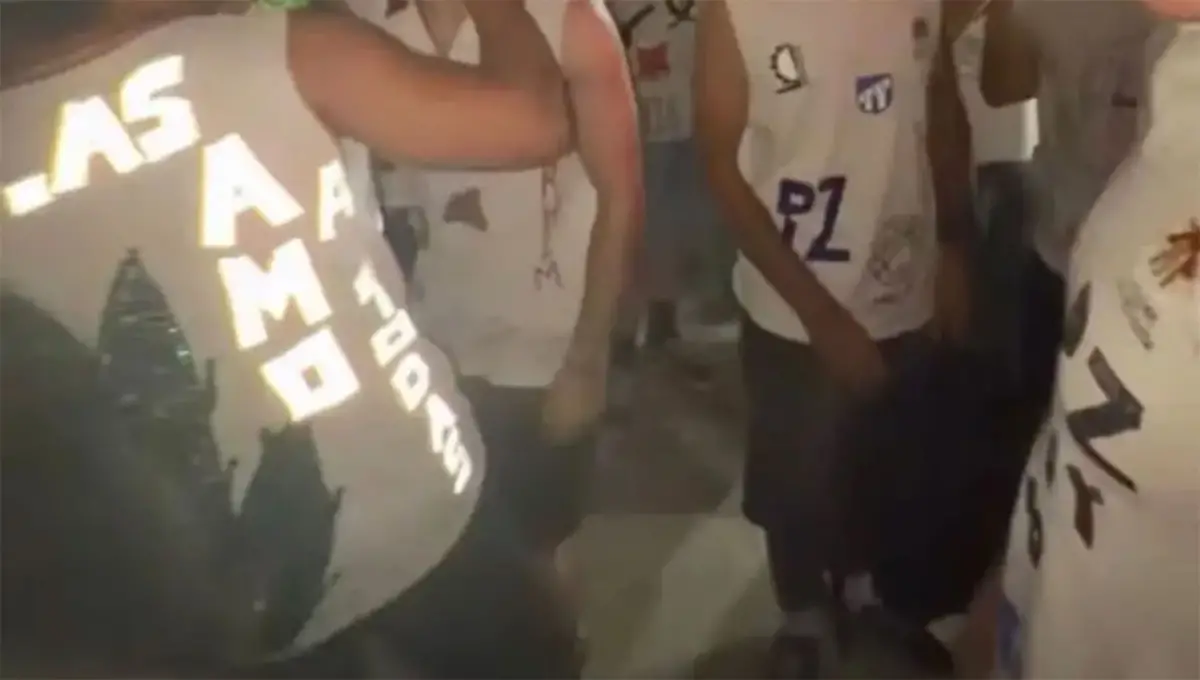 MODA REFLEX. Las remeras con cintas reflectantes para que luzcan mejor con flash.