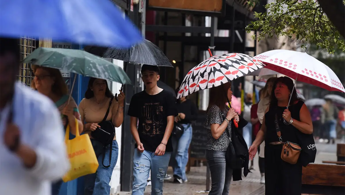 CON PARAGUAS. El pronóstico anticipa el ingreso de un frente lluvioso desde el sudoeste. 