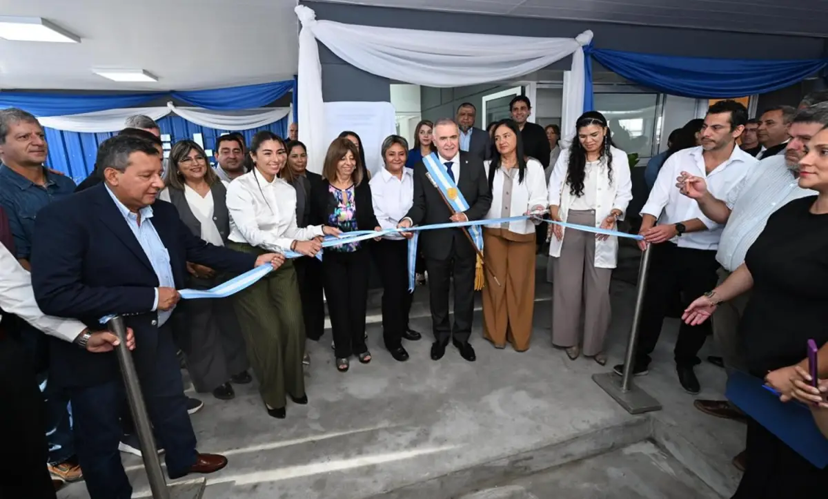 El nuevo inmueble cuenta con una superficie de 720 metros cuadrados. Dispone de un área administrativa completa y un sector pedagógico con seis aulas equipadas con sanitarios propios, patios cubiertos y espacios abiertos.