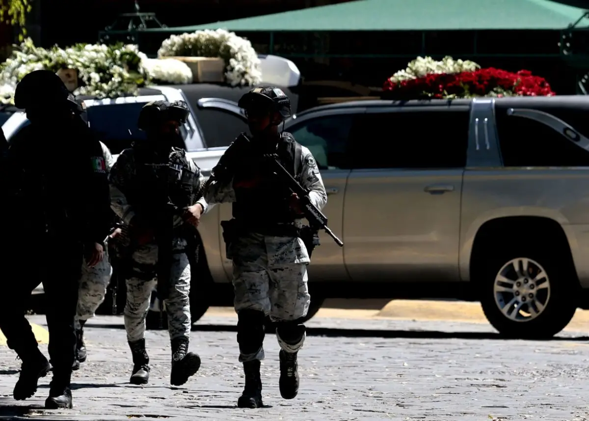 Un funeral rodeado de fusiles en Guadalajara: el Ejército custodia el velorio del “Mencho”