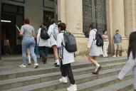 Entre abrazos y operativos de seguridad: cómo fue el comienzo el ciclo lectivo 2026, con el UPD bajo la lupa