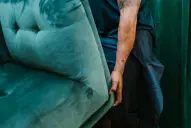 Por qué no deberías mover los muebles de tu casa en este momento del día, según expertos