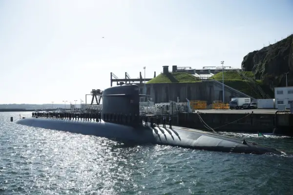 Francia sumará ojivas e invita a Europa a hacer lo mismo