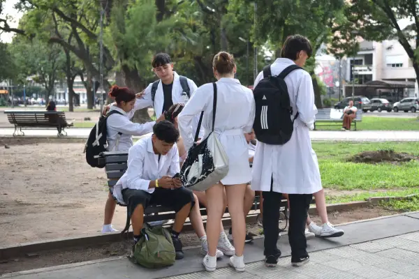 Entre abrazos y operativos de seguridad: cómo fue el comienzo el ciclo lectivo 2026, con el UPD bajo la lupa