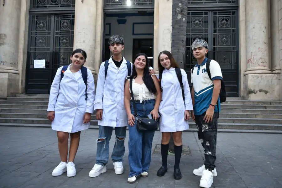 FAMILIA. Eliana una de las mamás consultadas por el UPD, junto a sus hijos en la puerta del Colegio Nacional. LA GACETA/ Foto de María Silvia Granara.