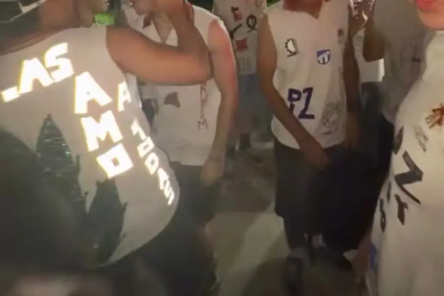 MODA REFLEX. Las remeras con cintas reflectantes para que luzcan mejor con flash.