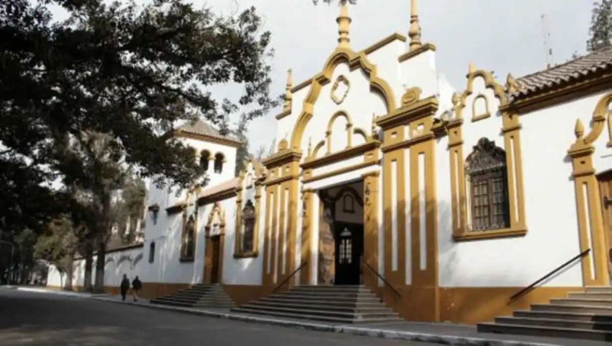 ELEGANTE. El frente del Museo de la Universidad Nacional de Tucumán tiene una escalera.