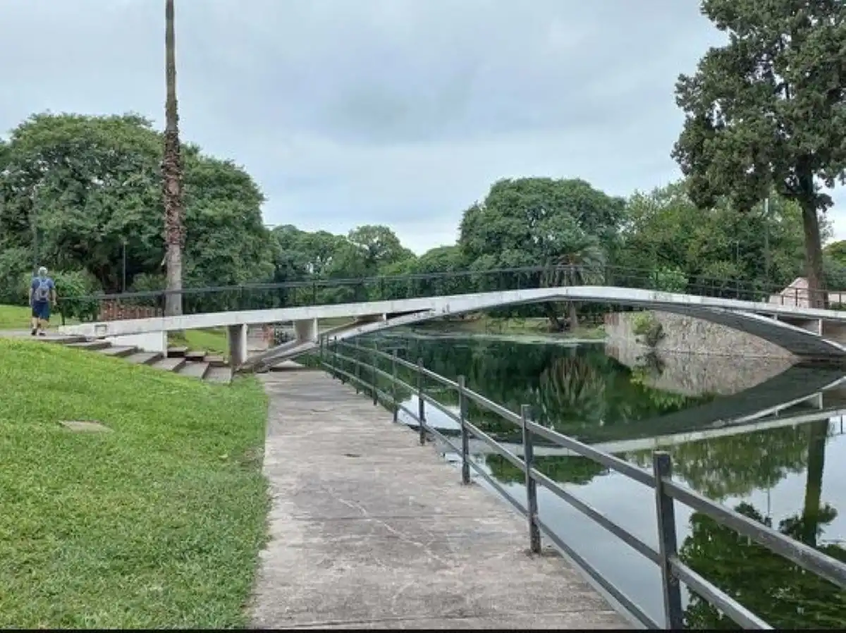 EN EL LAGO. Una de las zonas del parque 9 de Julio que tiene escalinatas es la del Lago.