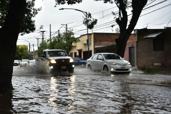 Temporal y caos: anegamientos en la Capital y cortes en los Valles