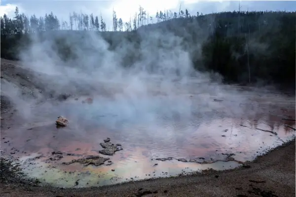 El géiser ácido más grande del mundo erupcionó tras años de inactividad: ¿qué es y cómo se forma?
