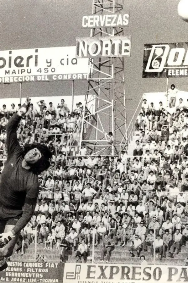 VUELO ETERNO. Francisco Ruiz en una de sus clásicas intervenciones durante la década del 70. Su elasticidad y potencia de piernas compensaban su estatura, convirtiéndolo en un arquero imbatible en el juego aéreo del Monumental.