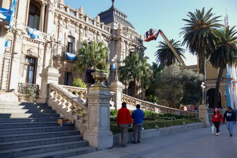 CORAZÓN DE LA CIUDAD. A veces la escalinata de la Casa de Gobierno está vallada.