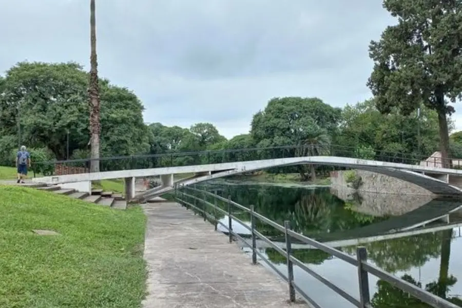 EN EL LAGO. Una de las zonas del parque 9 de Julio que tiene escalinatas es la del Lago.