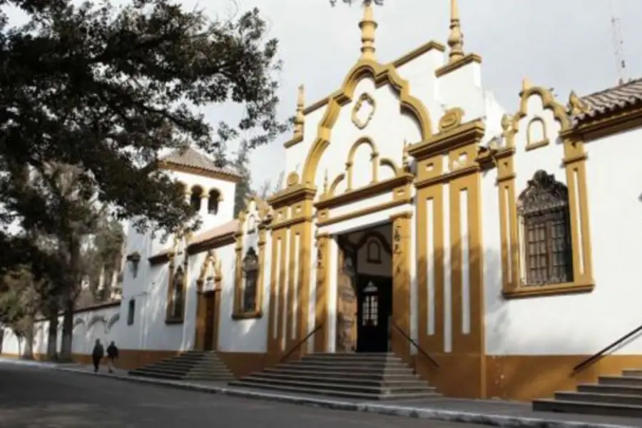ELEGANTE. El frente del Museo de la Universidad Nacional de Tucumán tiene una escalera.