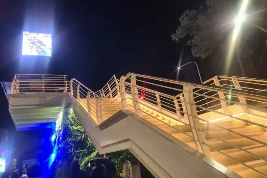 EN AVENIDA MATE DE LUNA. El puente tiene escalinatas a sus costados.