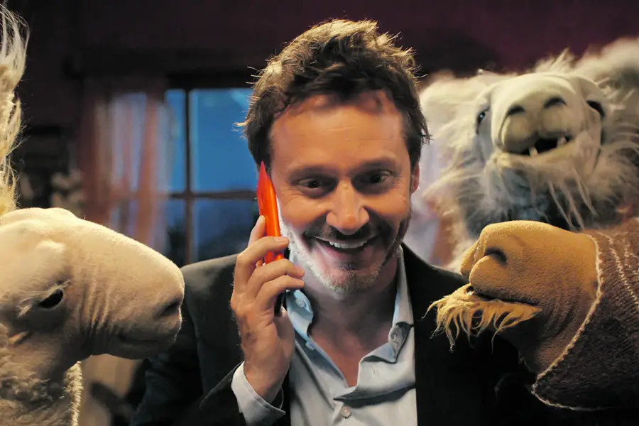 UN GUIÑO. Vicuña aparece y las llamas hacen bromas con su apellido.