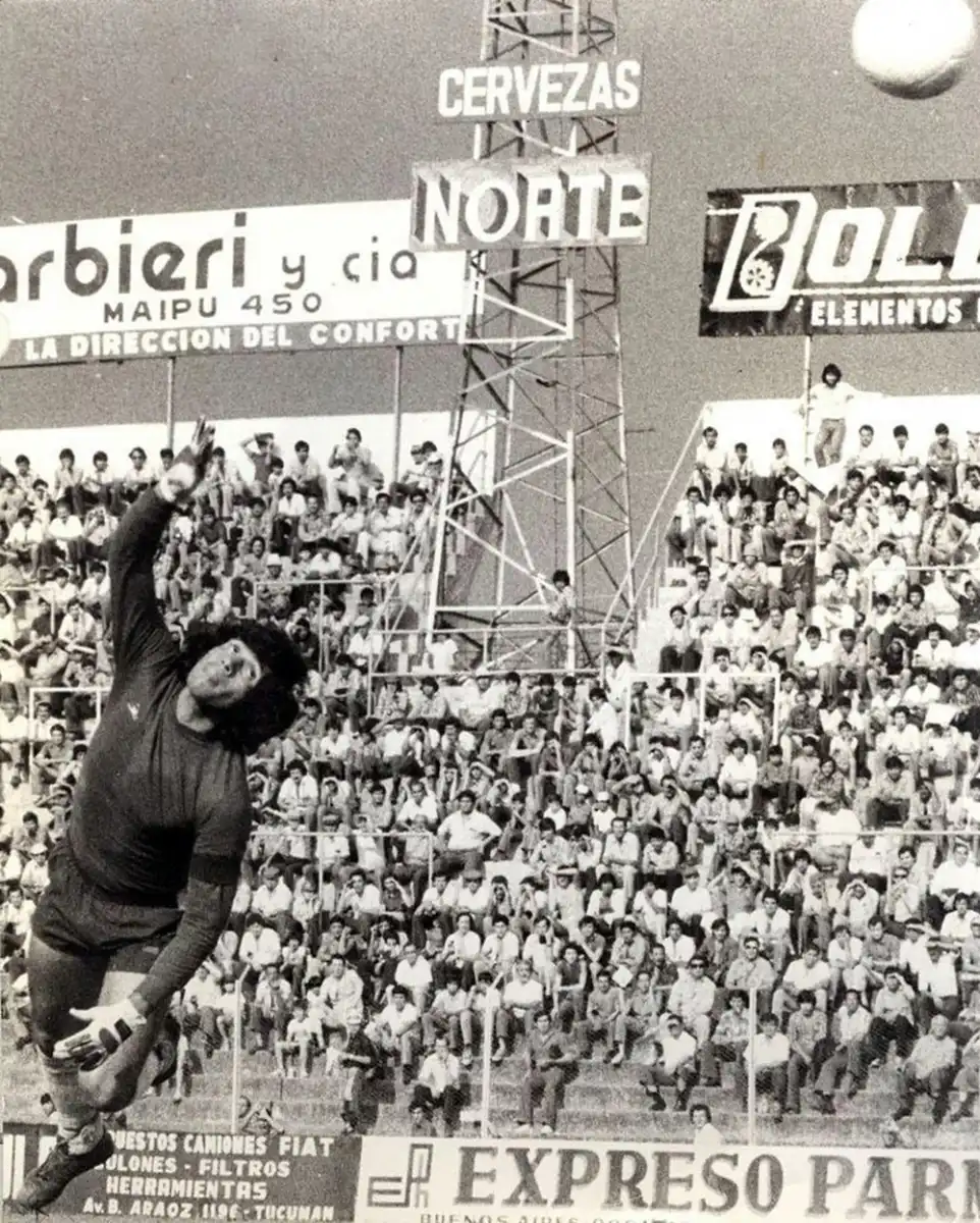 VUELO ETERNO. Francisco Ruiz en una de sus clásicas intervenciones durante la década del 70. Su elasticidad y potencia de piernas compensaban su estatura, convirtiéndolo en un arquero imbatible en el juego aéreo del Monumental.