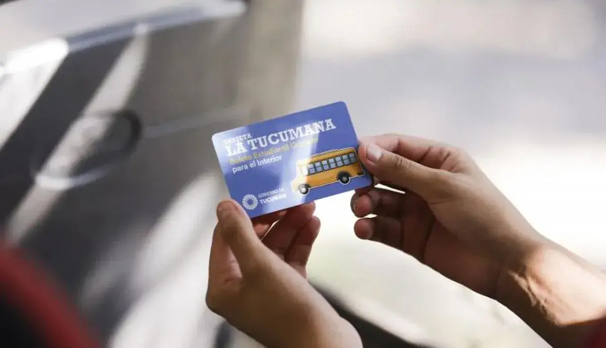 BENEFICIO EDUCATIVO. El Boleto Estudiantil Gratuito del Interior permite que estudiantes de toda la provincia viajen sin costo para asistir a clases.
