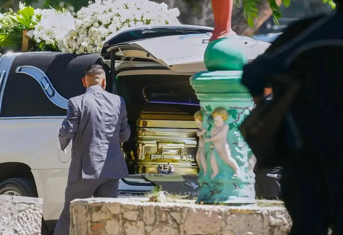 El ataúd del Mencho, bañado en oro