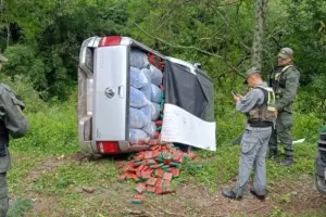 Volcó una camioneta con 690 kilos de hojas de coca al intentar escapar de un control en Tucumán