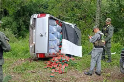 Volcó una camioneta con 690 kilos de hojas de coca al intentar escapar de un control en Tucumán