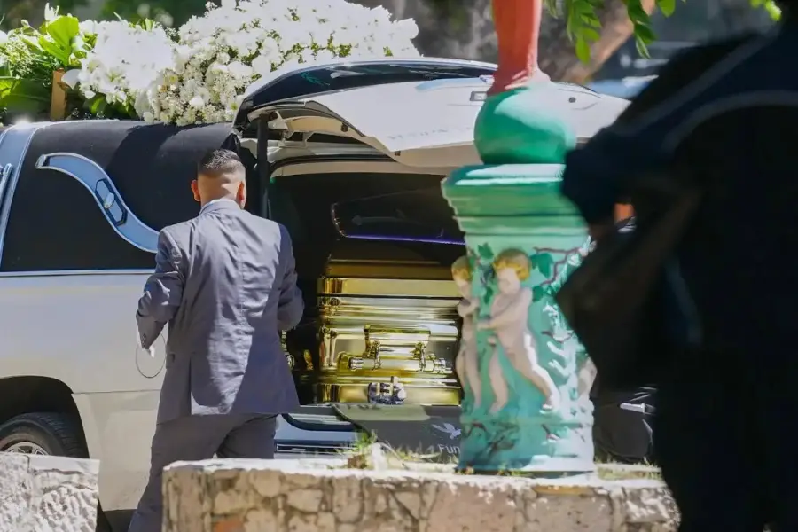 El ataúd del Mencho, bañado en oro