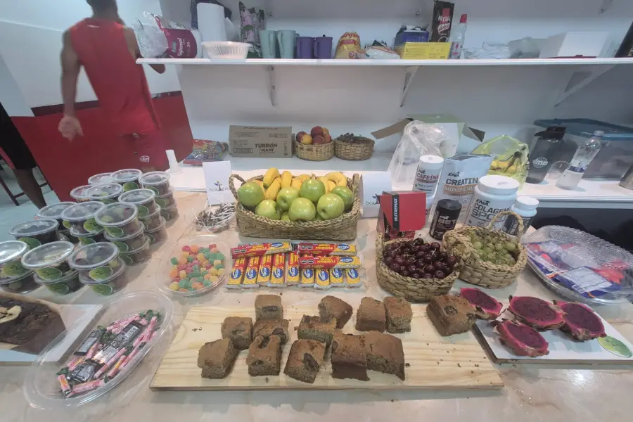 BUFFET. Frutas, panes caseros, snacks y opciones energéticas forman parte del servicio de alimentación que el área de nutrición organiza para el plantel en el complejo.