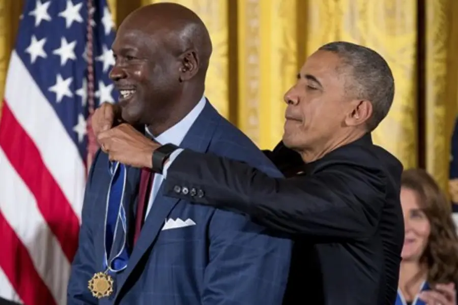 LEYENDA. Michael Jordan recibiendo la misma condecoración por parte del ex presidente Barack Obama.