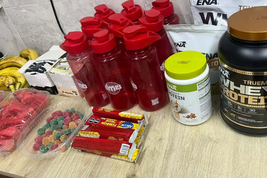 RECARGA. Frutas, hidratación, snacks y suplementos disponibles para los jugadores después de los entrenamientos, como parte del plan nutricional del plantel.
