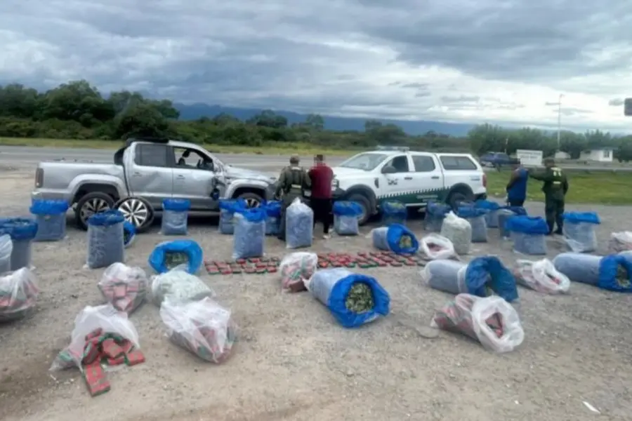 Volcó una camioneta con 690 kilos de hojas de coca al intentar escapar de un control en Tucumán