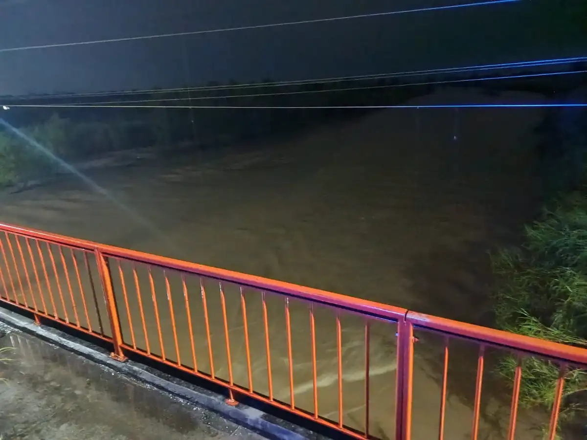 Las fuertes lluvias de esta madrugada provocaron anegamientos en el sur tucumano y hay familias evacuadas