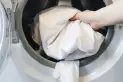 La razón por la que deberías echar unas gotas de alcohol a tu ropa antes de lavarla