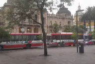 Choferes de la línea 131 reclamaron por despidos frente a la Casa de Gobierno