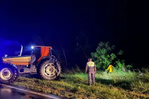 Un automovilista volcó en Atahona a causa del agua acumulada en la ruta
