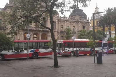 Choferes de la línea 131 reclamaron por despidos frente a la Casa de Gobierno