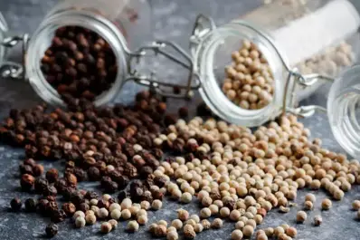 Más que simples condimentos: lo que en realidad hacen la pimienta negra y el aceite de oliva en tus comidas