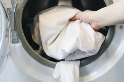 La razón por la que deberías echar unas gotas de alcohol a tu ropa antes de lavarla