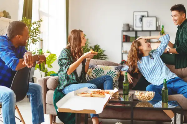 Independizarse resulta difícil por lo que compartir vivienda es cada vez más común, pero tiene sus riesgos