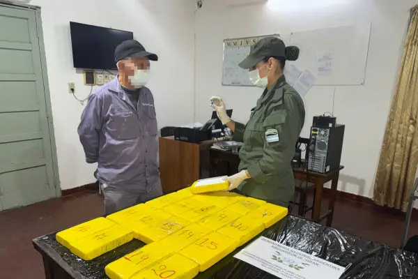 Encuentran dos mochilas cargadas con cocaína y cinco bolsas tipo arpilleras con hojas de coca a la vera del Río Bermejo