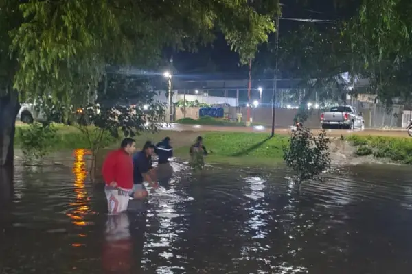 Las fuertes lluvias de esta madrugada provocaron anegamientos en el sur tucumano y hay familias evacuadas