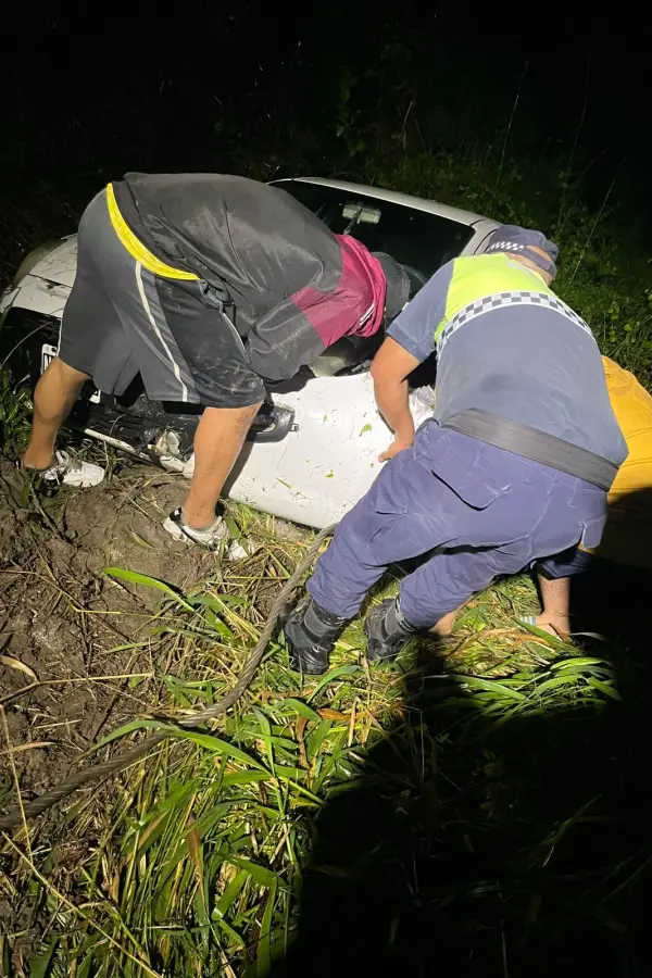 Un automovilista volcó en Atahona a causa del agua acumulada en la ruta