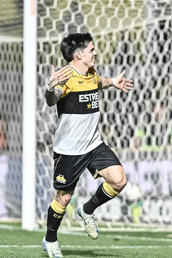 FESTEJO. Borasi celebra su gol con la camiseta de Criciúma de Brasil.