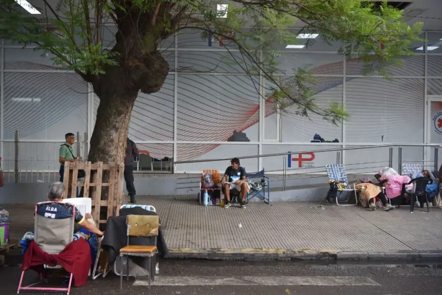 Pasar la noche en las veredas de los hospitales públicos de Tucumán: desde afuera  también se sufre