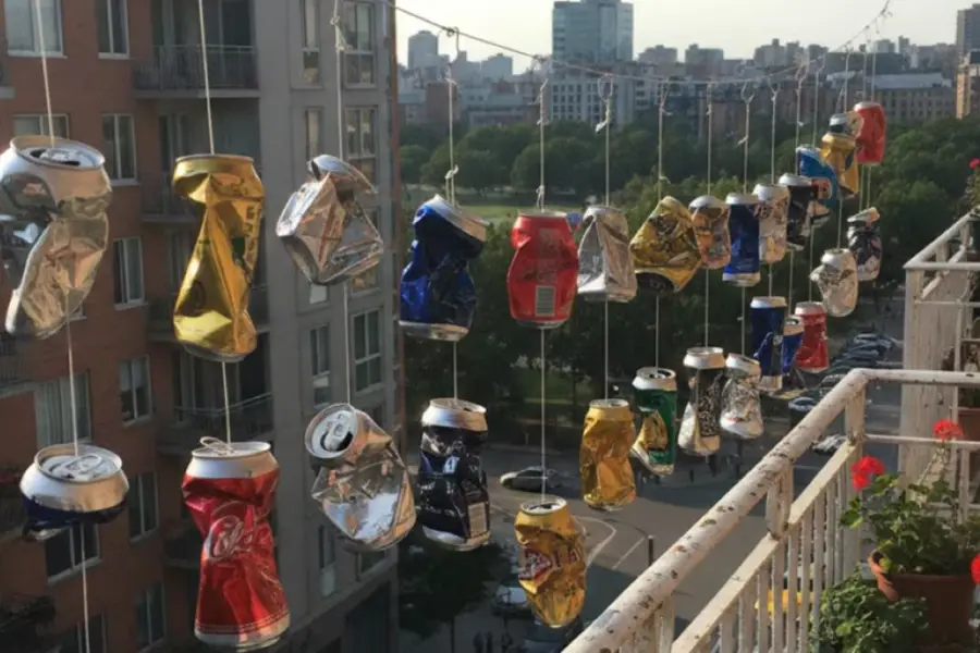 INGENIOSO. Colgar latas sirve para repeler las aves por un efecto visual y auditivo..