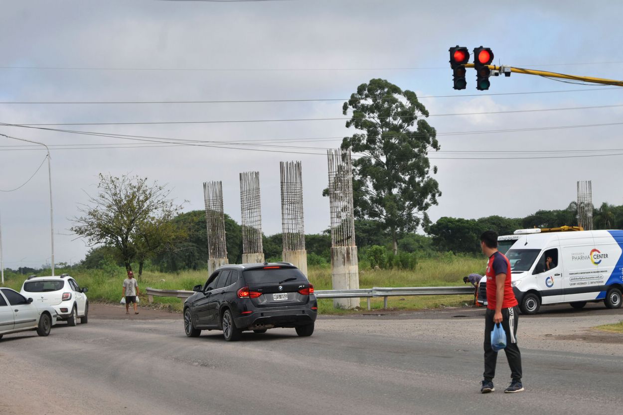 BAJO CONTROL. Cámaras instaladas junto al semáforo registran las infracciones en el cruce de las rutas 9 y 306. 