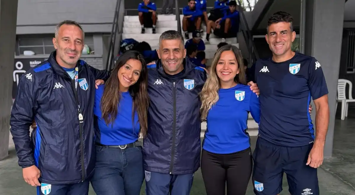 LAS PSICÓLOGAS. Fernanda (izquierda) y Anahí (derecha) posan junto a los coordinadores deportivos del club.