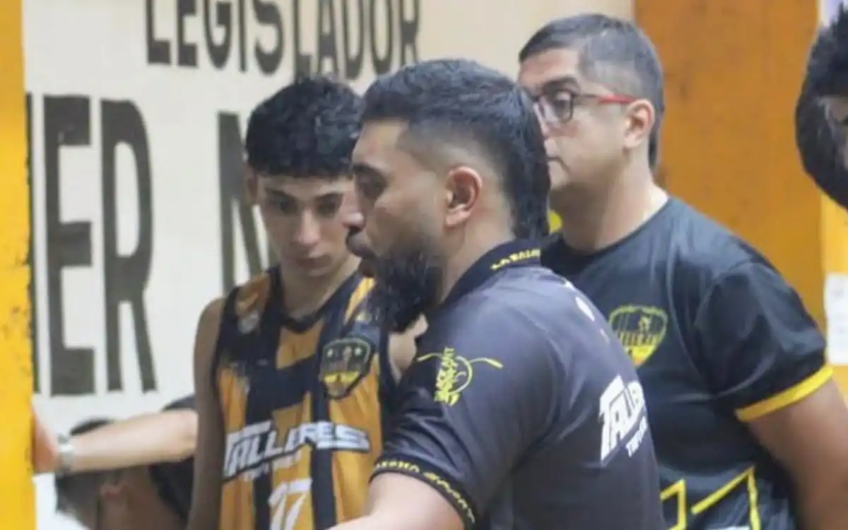 EL ESTRATEGA. Lucas Vega dando indicaciones a sus jugadores.