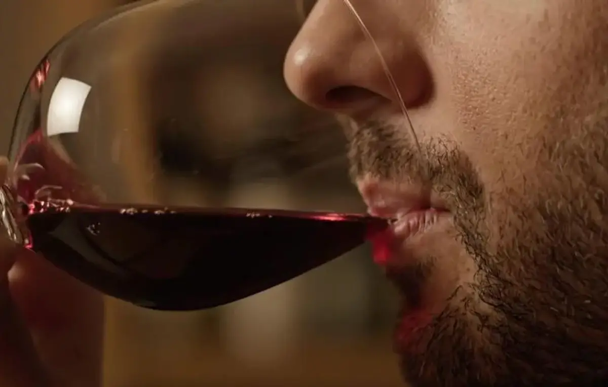 “El alcohol no ayuda a dormir mejor”, sostienen especialistas y ponen fin a un mito ampliamente difundido