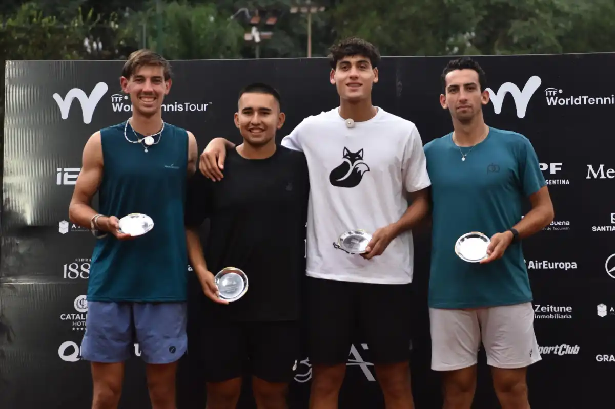 CEREMONIA. Martínez, Meneo, Zeitune y Fernández posan con sus trofeos.
