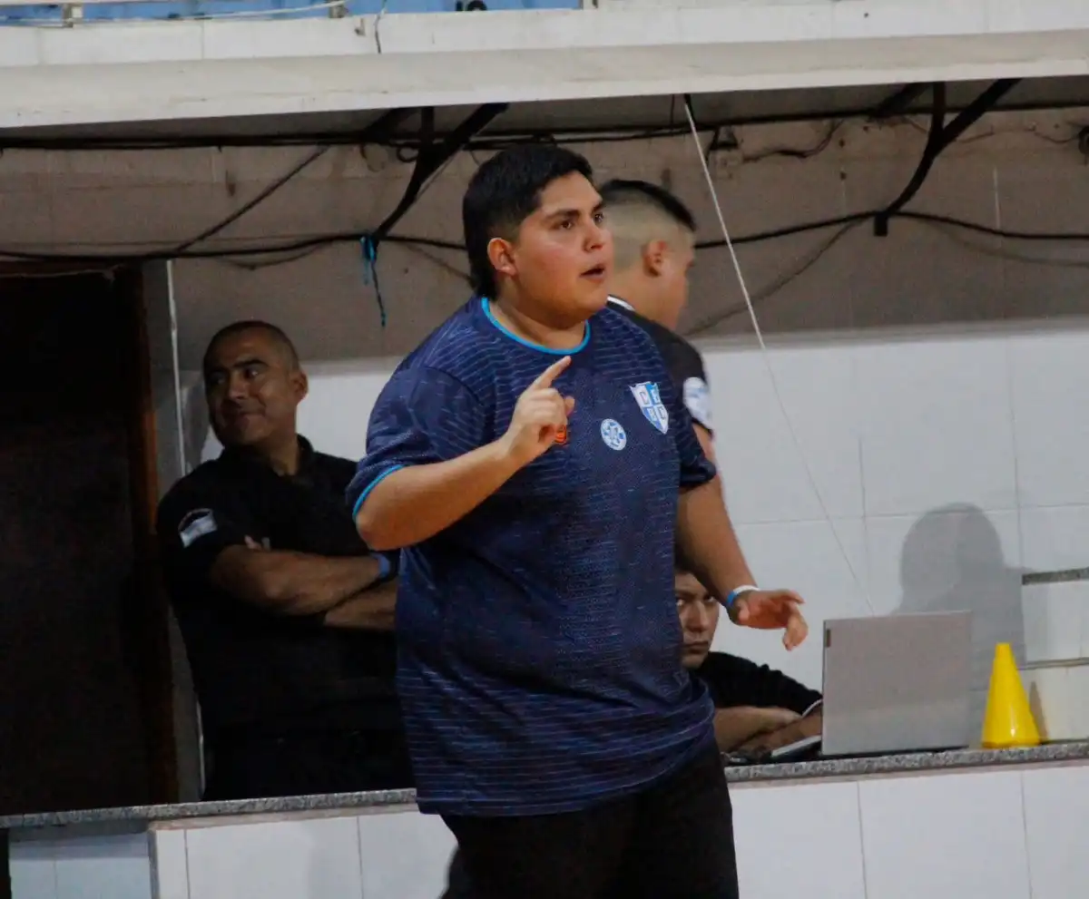 JOVEN LÍDER. Julián Ros dirige a Concepción BB con tan solo 22 años.